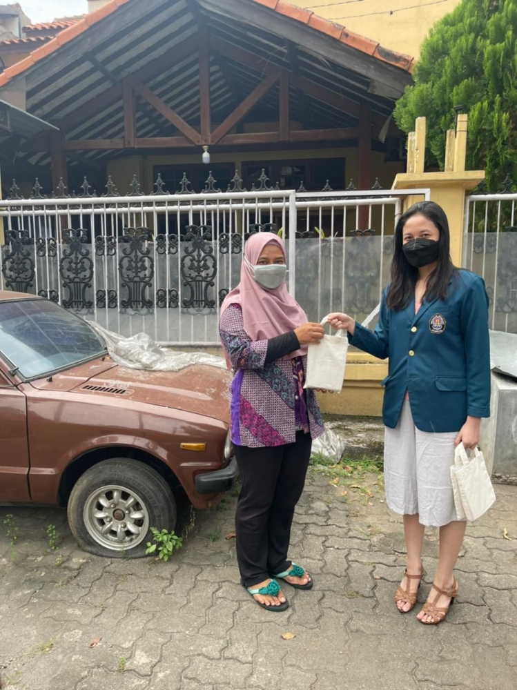 1.2 Pembagian Nocordies Dengan Warga RT 08 Kelurahan Kalibanteng Kulon (dokpri)