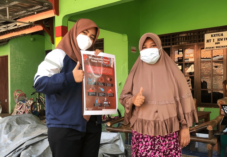 Sosialisasi cara membuang sampah masker yang benar secara door to door kepada masyarakat RT 01/ RW04, Kelurahan Tembalang (Sumber : dokumen pribadi)