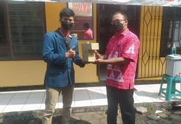 Penyerahan Hand Sanitizer Otomatis kepada Kepala Kelurahan  (dokpri)