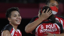 Ganda putri Indonesia, Greysia Polii/Apriyani Rahayu meluapkan kegembiraan bersama sang pelatih ganda putri, Eng Hian (Alexander NEMENOV / AFP)