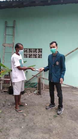 Mahasiswa Undip Membagikan Hand Sanitizer Kepada Masyarakat (dokpri)