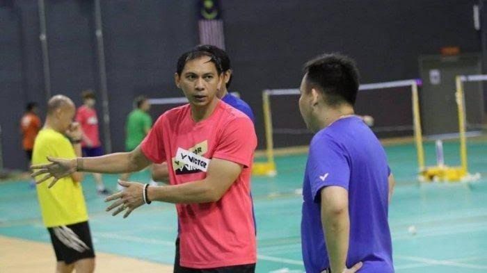 Flandy Limpele (pelatih ganda putra Malaysia) sedang memberi instruksi di pinggir lapangan. (Sumber ilustrasi: aceh.tribunnews.com)