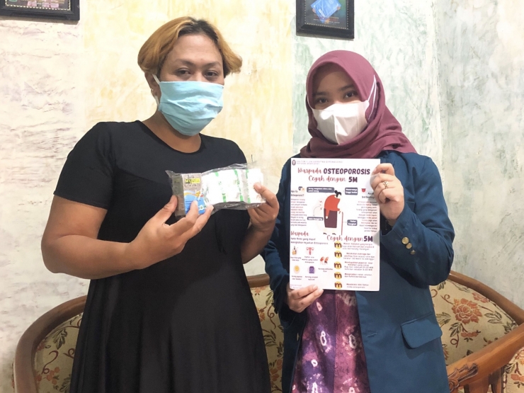 Gambar 1. Edukasi Pencegahan Osteoporosis, Pembagian Poster, Suplemen Kalsium dan Vitamin D Kepada Ibu-Ibu PKK RW 02 Kelurahan Rowosari (dokpri)