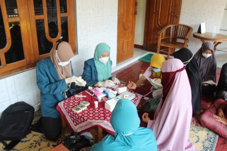 Pelaksanaan Program Cek Gula Darah Gratis pada Warga Desa Wonorejo Rt 04/Rw 02 (dokpri)