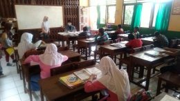 Proses test kemampuan calistung rombel 2 kelas V SDN Babakan Turi, Pulo Merak, Kota Cilegon-Banten