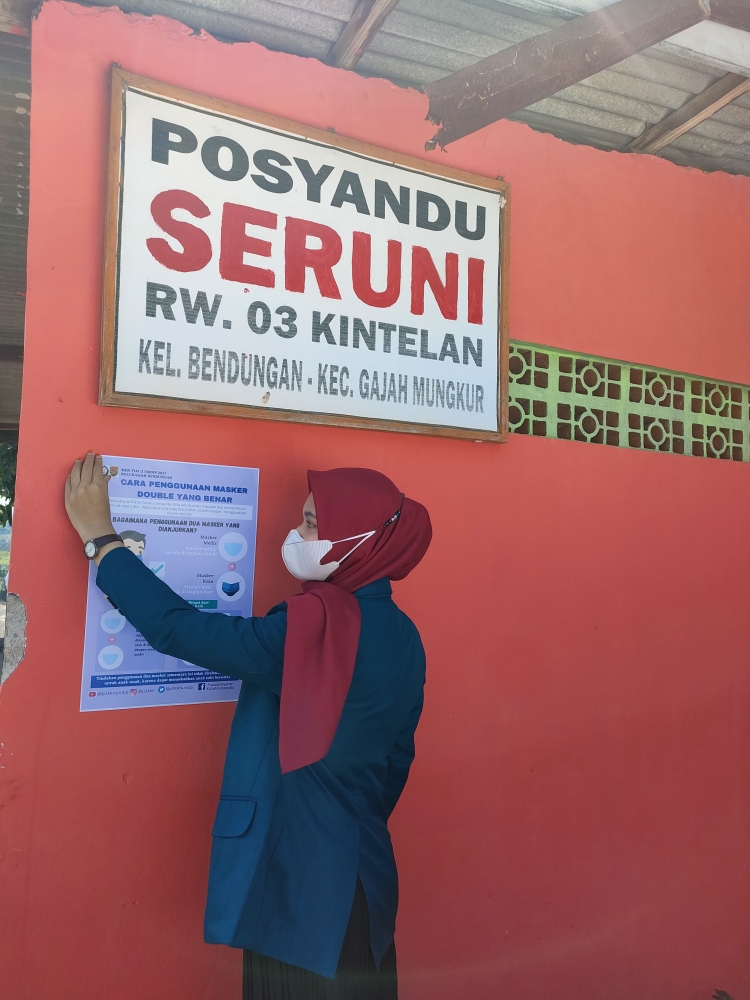 Edukasi melalui penempelan poster cara penggunaan double mask  yang benar di Posyandu Seruni RW 03 Kintelan Kelurahan Bendungan (dokpri)