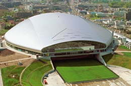  www.khi.co.jp dan www.lonelyplanet.com Bagaimana Sapporo Dome mengganti lapangannya sesuai dengan kebutuhan lapangan