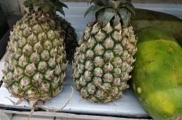 Nanas dan buah lainnya di toko (Foto: Dokumentasi Pribadi)