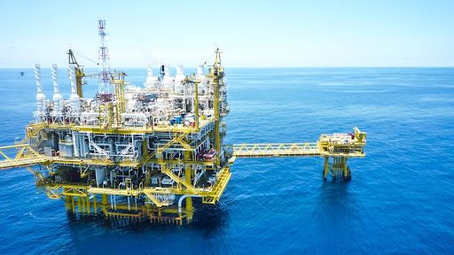 Offshore Rig Sebagai Upaya Eksploitasi Migas di Laut Dalam (Sumber : transform-mpi.com)