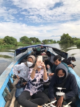 Kamis (22/07/2021) Foto perwakilan mahasiswa KKN menyusuri sungai Bluru Kidul (dokpri)