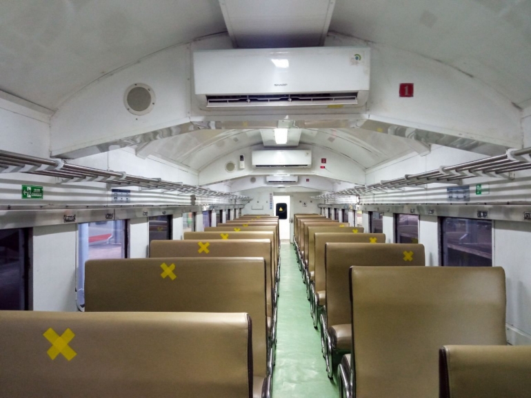 Interior kereta kelas ekonomi (106 penumpang). (Sumber: Dokumentasi Pribadi)