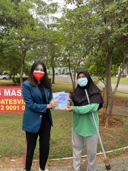 Pembagian masker ganda dan brosur kepada petugas kebersihan RT 02 RW 44, Kelurahan Ciangsana. Sumber: Dok. Pribadi