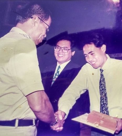 Kenangan ketika Gubernur Jakarta Surjadi Soedirdja memberi penghargaan kepada penulis sebagai juara lomba HUT ke-467 Kota Jakarta pada 28 September 1994 di Balai Kota Jakarta. (Dok/Biro Humas DKI Jakarta)