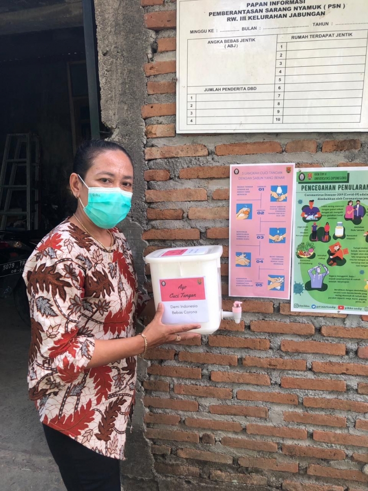 Penyerahan tempat cuci tangan dan poster kepada Bu Lis, sebagai pengurus di RW 03, Kampung Empon-Empon, Kelurahan Jabungan (Dokpri)
