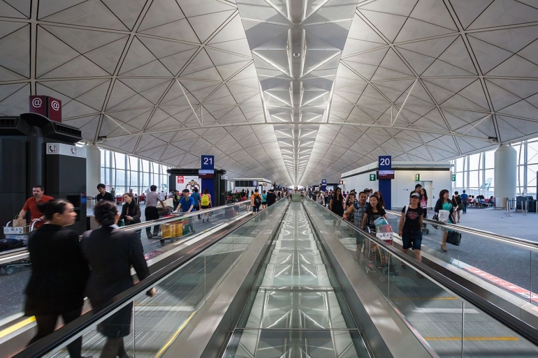 Travelator Bandara Hong Kong. Sumber: Wikipedia