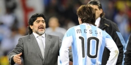 Diego Maradona bersama Lionel Messi. Foto: afp/daniel garcia dipublikasikan kompas.com 