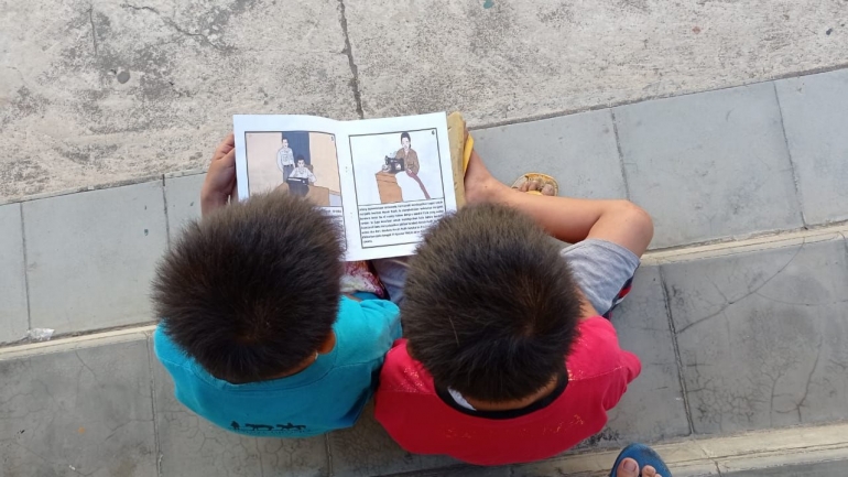 Anak-anak membaca buku cerita sejarah (Dokpri)
