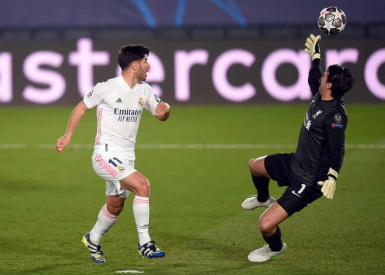 Asensio melewati kiper Liverpool dan mencetak gol pada perempat final Liga Champions 2020/2021. Sumber: Bagu Blanco/BPI/REX/Shutterstock