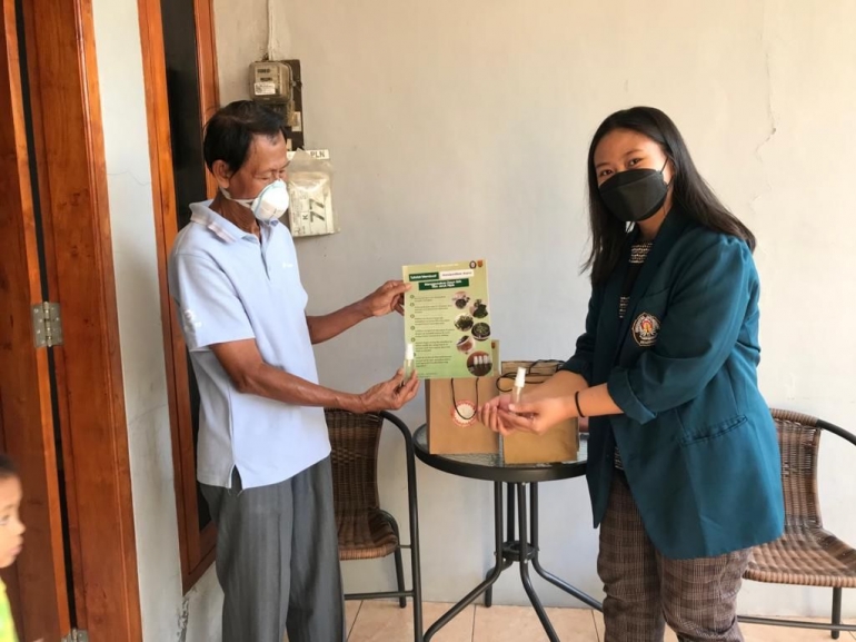 (Kamis, 29/07), Penyerahan Tutorial Pe,mbuatan Hand Sanitizer Herbal kepada Ketua RW 13 Kelurahan Srondol Wetan/dokpri