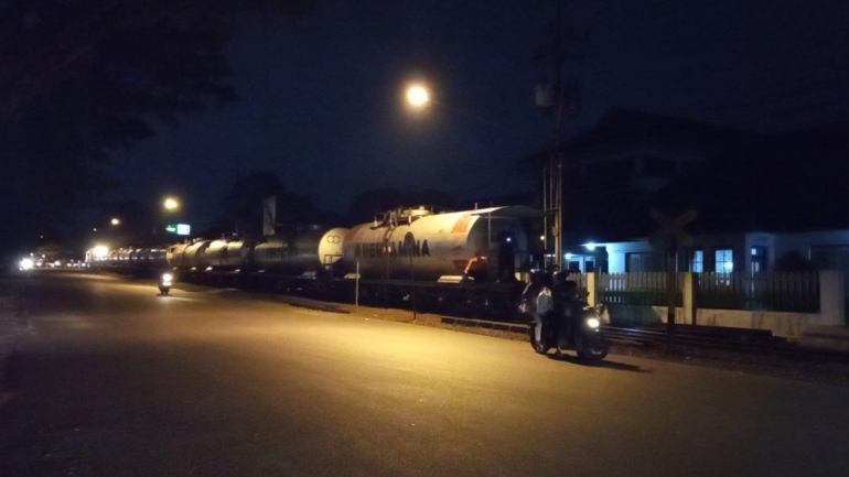 Langsiran gerbong BBM di Jalan Halmahera, Kota Malang. (Sumber: Dokumentasi Pribadi)