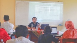 Bapak Khoirul sedang menjelaskan penggunaan software untuk pembuatan animasi dalam kegiatan pelatihan di SDIT Insan Cendekia (09/06). (dokpri)