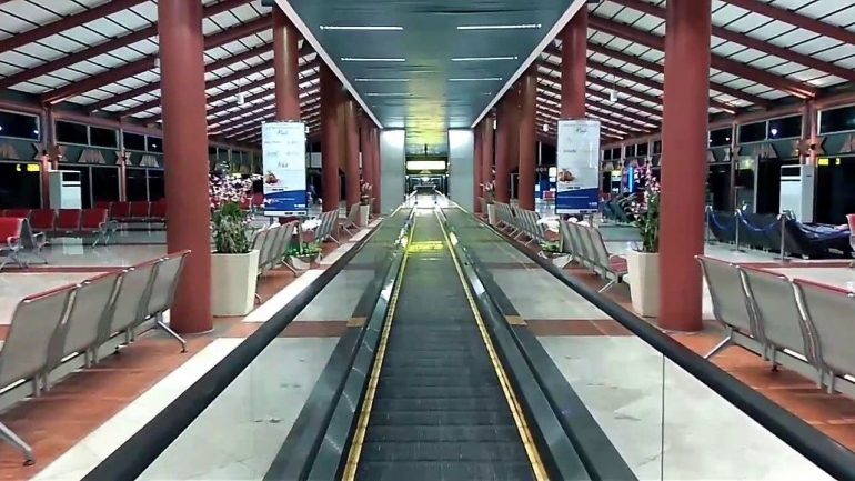 Travelator Terminal 2F Bandara Internasional Soekarno Hatta. Sumber: https://i.ytimg.com/vi/8yu0MAUuo8o/maxresdefault.jpg