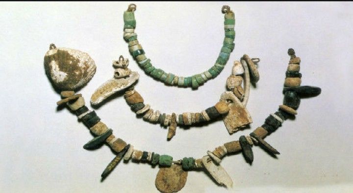 Perhiasan zaman prasejarah | Sumber: ororitelin.akamaized.net