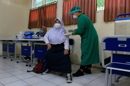 Petugas nakes mulai menyuntikan vaksin sinovac kepada salah satu siswi SMPN 1 Bekasi. (Jonas/Mahasiswa)