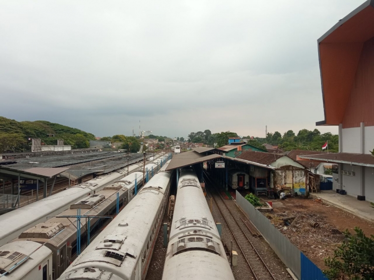 Rangkaian kereta yang terparkir di Depo Sarana Malang. (Sumber: Dokumentasi Pribadi)
