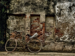 Ilustrasi sepeda tua terparkir di sebuah gang (Foto: Nguyenhuynhmai Via Pixabay)