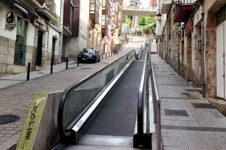 Travelator perkotaan. Sumber: https://www.urban-hub.com/smart_mobility/moving-walkways-alternative-urban-transportation/