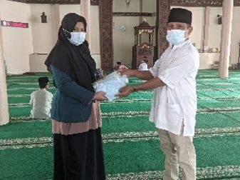 Gambar 2. Pemberian masker gratis melalui Pengurus Masjid Raya Koto Baru (dokpri)