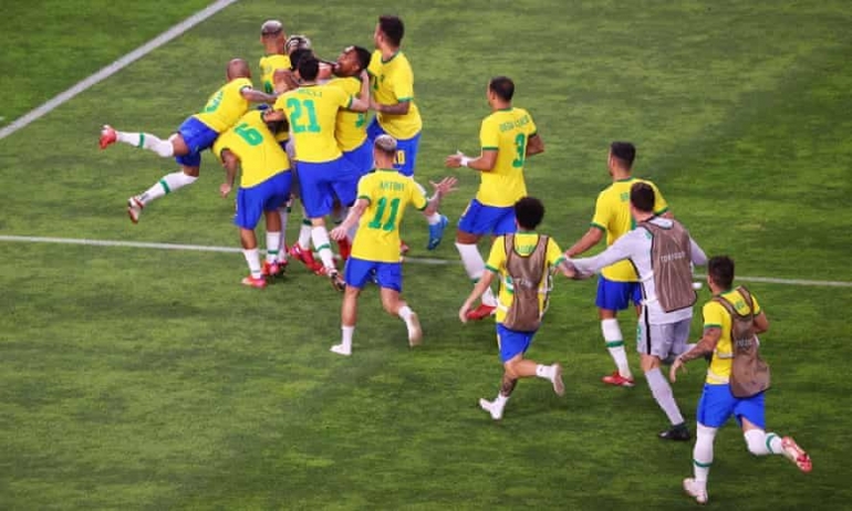 Para pemain Brasil merayakan kemenagan adu penalti lawan Meksiko di partai semifinal (Gambar: footballreporting.com)
