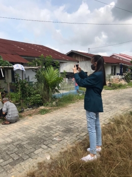 Gambar 2. Mahasiswa KKN Undip Mengambil Foto Rumah Warga/dokpri