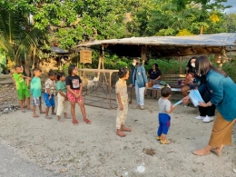 Pemberian starter kit Covid-19 kepada anak-anak di Desa Ompu Raja Hutapea