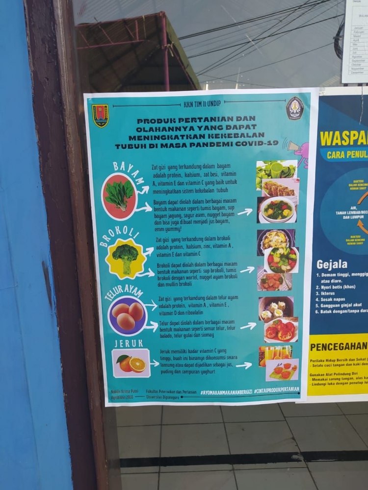 Gambar 3. Penempelan poster di Balai Kelurahan Bendungan (dokpri)