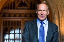Sir Tim Berners-Lee. Sumber: https://commons.wikimedia.org/wiki/File:Sir_Tim_Berners-Lee.jpg