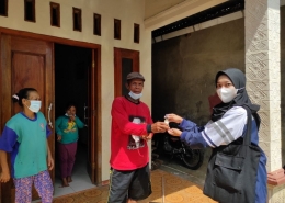 Gambar 5. Pembagian Hand Sanitizer kepada Masyarakat Desa Giriwarno (dokpri)