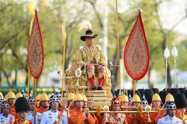 Raja Thailand Maha Vajiralongkorn dibawa melewati jalanan Bangkok dalam prosesi kerajaan(AFP/MANAN VATSYAYANA/via Kompas)