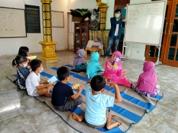 Edukasi Kreatif Bahasa Inggris Kepada Siswa TK dan SD di Desa Banyurojo, Kec. Mertoyudan, Kab. Magelang (18/07)/dokpri