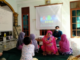 Edukasi Kreatif Bahasa Inggris Kepada Siswa TK dan SD di Desa Banyurojo, Kec. Mertoyudan, Kab. Magelang (25/07)/dokpri 