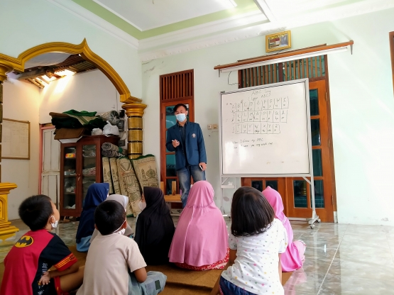 Edukasi Kreatif Bahasa Inggris Kepada Siswa TK dan SD di Desa Banyurojo, Kec. Mertoyudan, Kab. Magelang (26/07)/dokpri  
