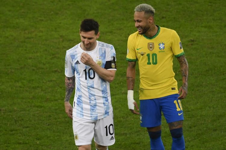 Lionel Messi dan Neymar dalam pertandingan Argentina vs Brasil di final Copa America 2021 di Stadion Maracana, Rio de Janeiro, Brasil, Minggu (11/7/2021) pagi WIB. (AFP/MAURO PIMENTEL dipublikasikan kompas.com)