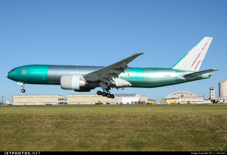 Boeing 777 milik Qatar yg belum dicat dgn livery khas maskapai tsb. Sumber: C.V.Grinsven / Jetphotos.net