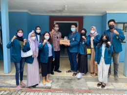 penyerahan Hand Sanitaizer mahasiswa KKN UNDIP kepada Lurah Kelurahan Bulusan/dokpri