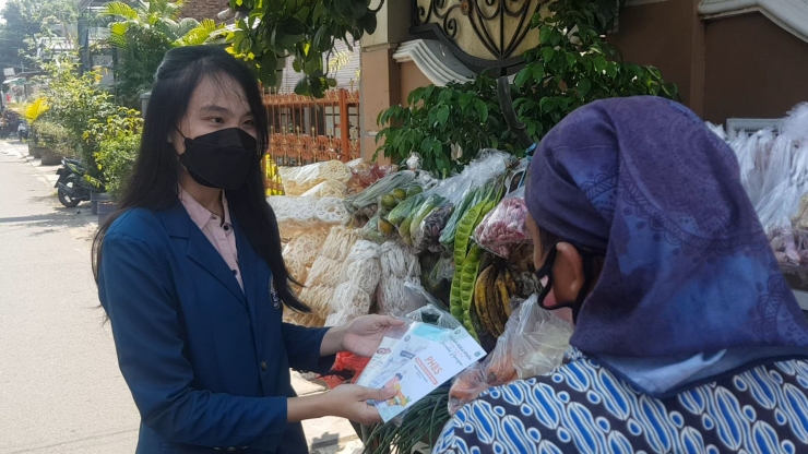 Mahasiswa Undip melaksanakan sosialisasi PHBS di kalangan pedagang sekitar RT/RW 003/012 Kelurahan Kebon Pala, Jakarta Timur, Sabtu (24/7/2021).