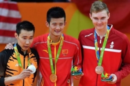 Chen Long (Tengah) dalam podium juara Olimpiade Rio 2016. Gambar: bolasport.com