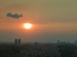 Senja yang kemarin di atas kota Jakarta pada 4/08/2021 | Dokumentasi oleh: Ino