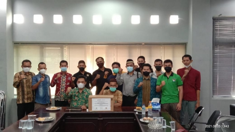 Penyerahan bantuan hand sanitizer dan masker ke Pemkab Babar oleh MDMC Babar (dokpri)