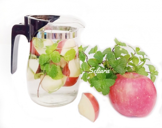 Ilustrasi infused water apel dan mint | Foto Seliara